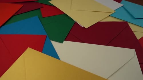 Sobres multicolores que caen. A cámara lenta.