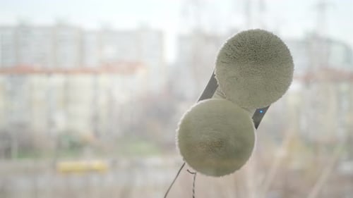 Häuslicher Roboterassistent beim Reinigen des Glasfensters. Staubsauger reinigt Fenster im Hochhaus