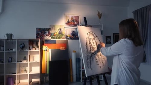Inspirierter Kunstprozess Künstler-Sketchzeichnung