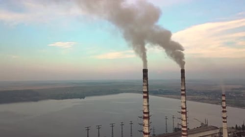 Luftaufnahme hoher Kaminrohre mit grauem Rauch aus dem Kohlekraftwerk. Erzeugung von Elektrizität