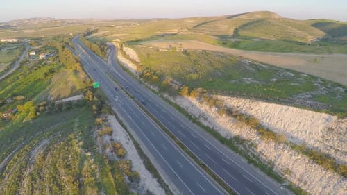 Autofahrten im Urlaub. Luftaufnahme der erstaunlichen grünen Landschaft, Straßenverkehr