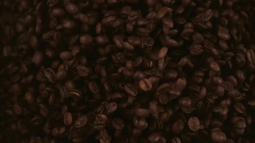 Kaffeebohnen fliegen, nachdem sie explodiert sind. Zeitlupe.