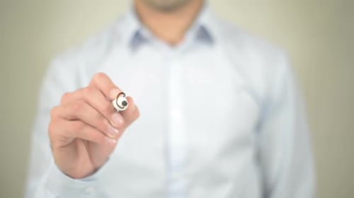 Reclamação, empresário escrevendo em tela transparente