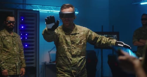 Soldat nutzt VR-Technologie