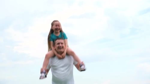 Glücklicher Vater und Tochter lachen und Zeit verbringen Vater und Mädchen spielen zusammen und springen Huckepack