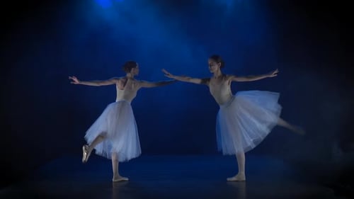 Deux ballerines en tutu blanc exécutant un ballet classique, Ralenti