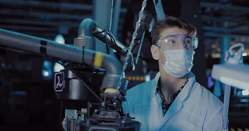 Un jeune scientifique examine les indicateurs sur le moniteur