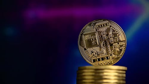 Bitcoin mit futuristischem Hintergrund