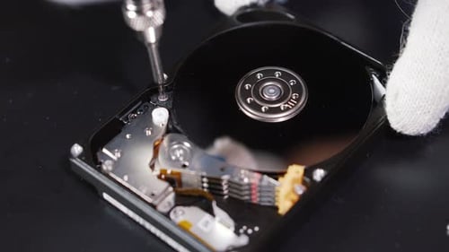 Reparieren von HDD in Service-Nahaufnahme. Speichergerät schrauben und wiederherstellen.