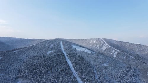 Gefrorene Hills Winter Road Luftaufnahme