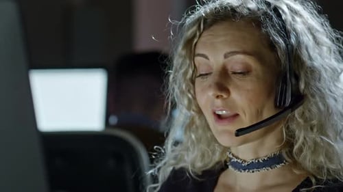 Callcenter-Mitarbeiterin ruft Kunden an
