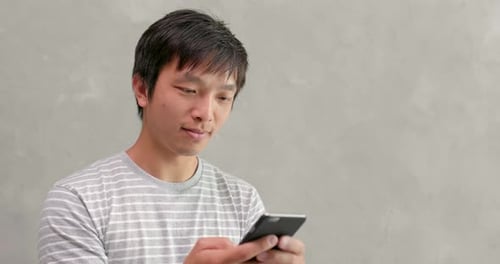 Männliche Nutzung von Mobiltelefonen