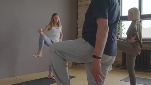 Clase de yoga para personas mayores en interiores