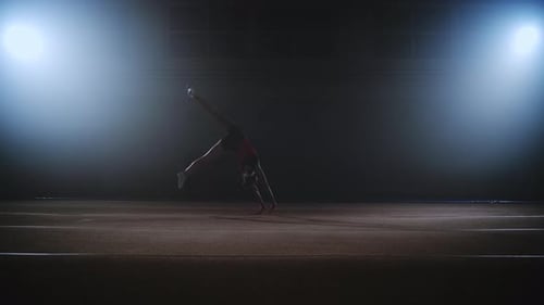 Atemberaubende Zeitlupenaufnahme einer jungen Turnerin, die Salto auf dem Spring Floor spielt