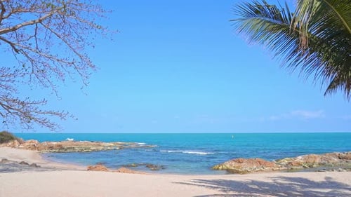 Beautiful tropical beach sea ocean with blue sky and white cloud