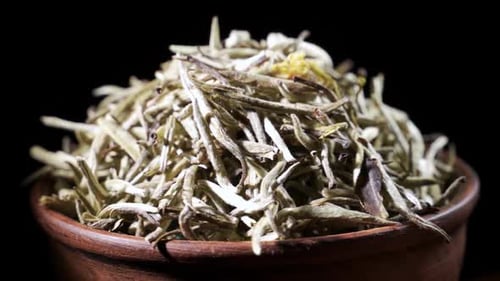Chinesische Tee-Silbernadeln. Trockener Tee bereit für die Teezeremonie