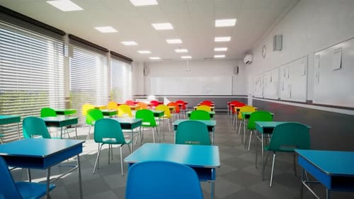 Animation des leeren modernen Klassenzimmers. Schule während COVID-19. Bildung.