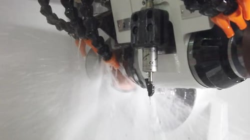 La máquina para afilar la herramienta de corte. Trabaje con una gran cantidad de líquido de corte, una gran cantidad de