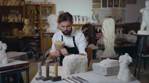 Jeune maître à la barbe soignée grattant les restes de calcaire avec la brosse