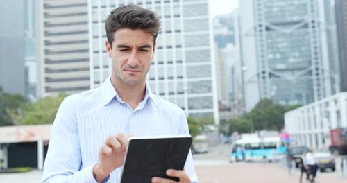 Kaukasischer Geschäftsmann nutzt Tablet im Freien