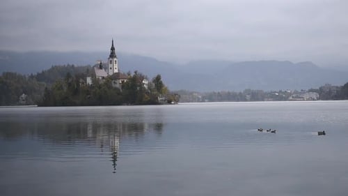 Bunter Sonnenaufgang Blick auf den Bleder See in den Julischen Alpen, Slowenien