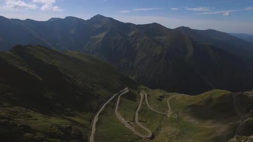 Voando sobre montanhas e estrada épica no verão