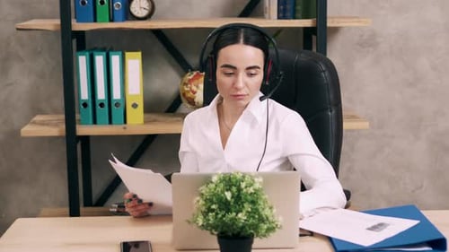 Une employée de centre d'appels répond à un appel client