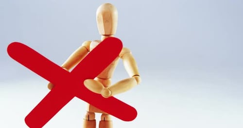 Figurine tenant une croix