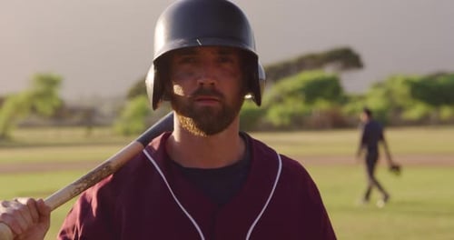 Baseballspieler schaut in die Kamera