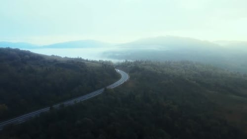 Befahrene Schnellstraße durch den Gebirgspass.