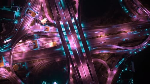 4K: Zeitraffer Luftbild und Draufsicht des Verkehrs in der Stadt. Schnellstraße mit Parkplätzen