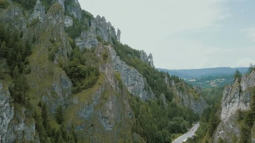 Vue aérienne d'une route de montagne dans une magnifique gorge profonde