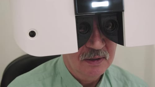 Homme âgé faisant un test de vision oculaire