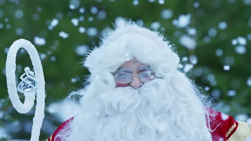 Le Père Noël profite de la neige