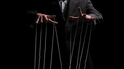 Puppenspieler zieht die Puppenfäden, die an seine Finger gebunden sind