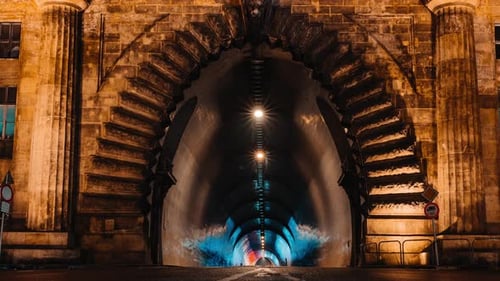 Zeitraffer des antiken Tunnels in European Night City. Autos, Hochgeschwindigkeitsverkehr.