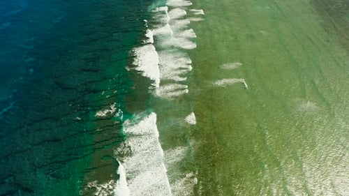 Des vagues s'écrasent sur un récif coralli