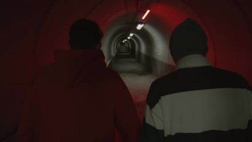 Freunde gehen durch den Dunklen Tunnel