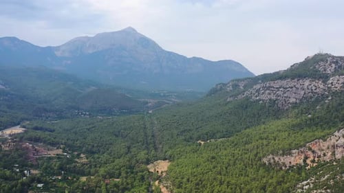 Vue panoramique aérienne par une journée brumeuse avec les sommets du paysage accidenté du mont Taurus au loin