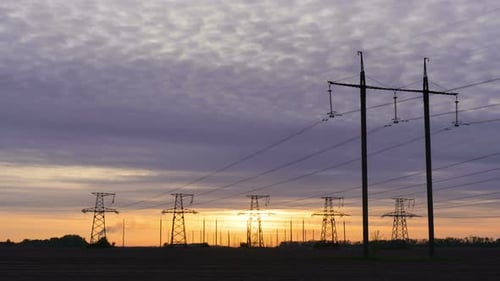 Laps de temps. Pylônes électriques. Ciel lever
de soleil