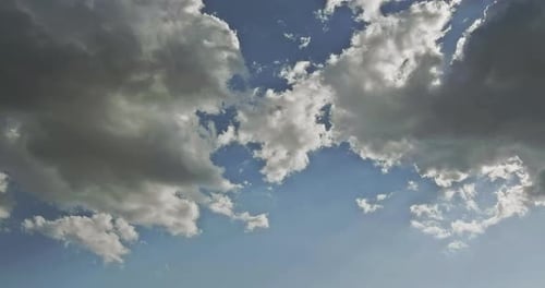 Incroyables cumulus de nuages blancs flottant à la lumière du jour