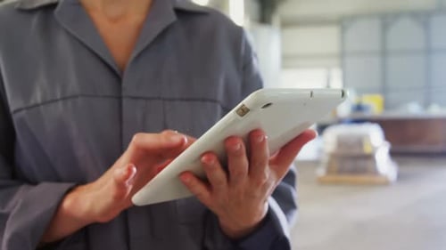 Mittlerer Teil des Arbeitnehmers mit digitalem Tablet