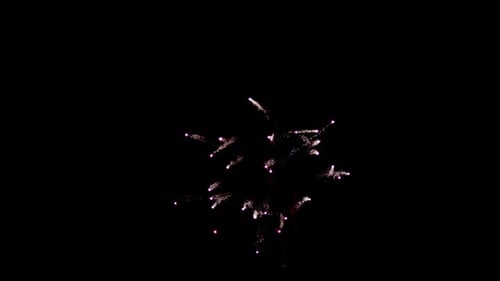 Feuerwerk am Nachthimmel, aufgenommen auf RED Epic in Zeitlupe