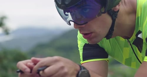 Nahaufnahme des Triathlon-Sportlers Athleten-Radfahrers auf professionellem Rennrad