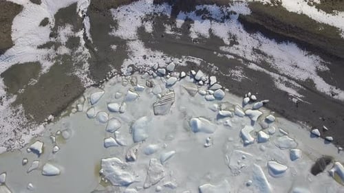 Vista aérea de icebergs y suelo congelado en Islandia