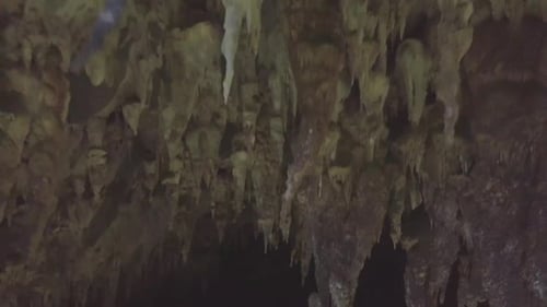 Stalaktiten in einer großen Höhle
