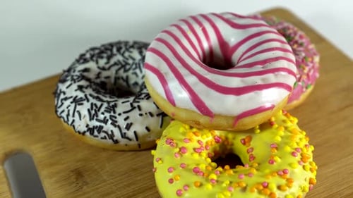 Rotierende Donuts mit verschiedenen Füllungen auf dem Tisch