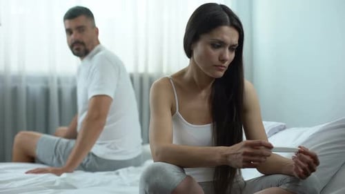 Frau hat Angst, Ehemann von ungeplanter Schwangerschaft zu erzählen Freiwillige Kinderlosigkeit