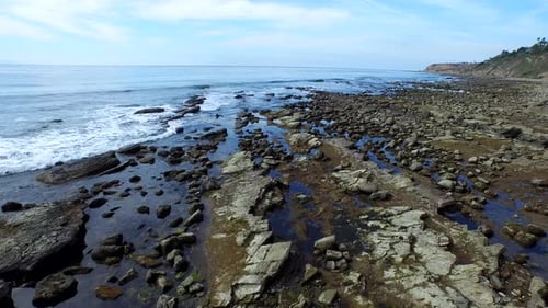Ein malerischer Felsstrand an der Küste