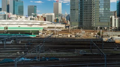 Zeitraffer der Annäherung des Zuges an den Bahnhof Tokio, Japan